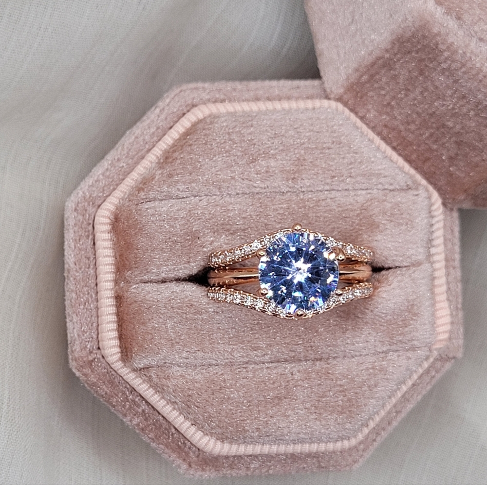 Radiant Round-Cut Diamond Ring in Rose Gold